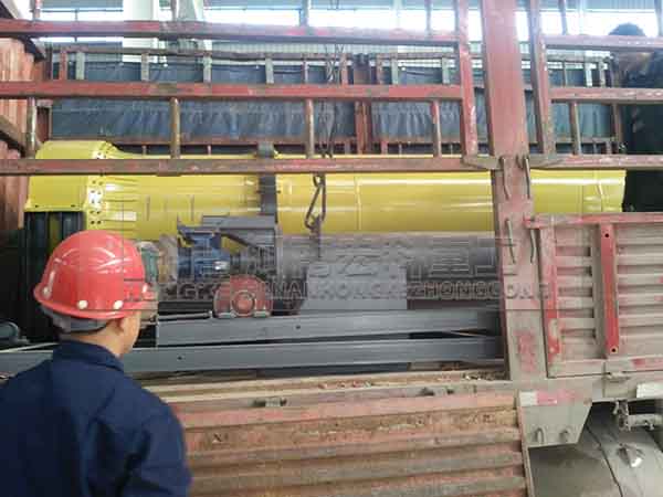 發(fā)往江蘇揚(yáng)州的雞糞烘干機(jī)裝貨現(xiàn)場(chǎng)